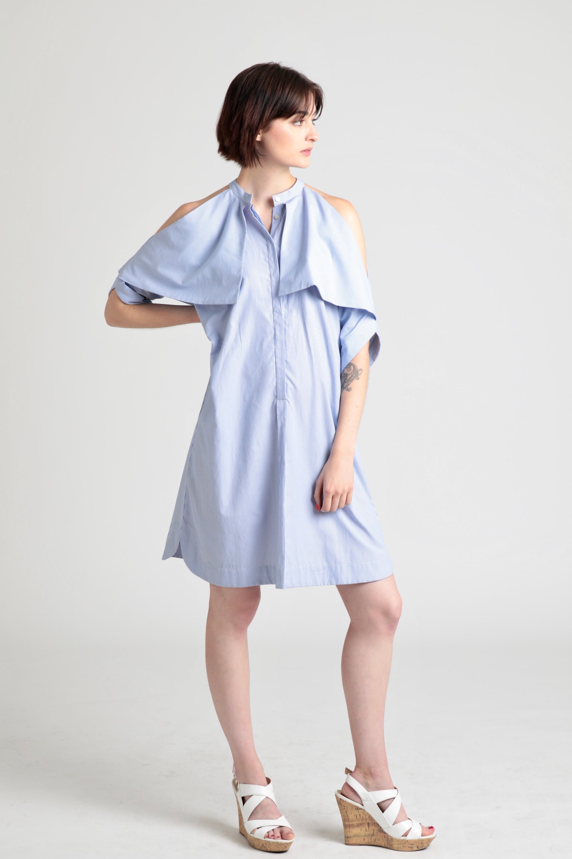 open shirt over dress Style hack for transitioning your summer dresses into fall. #stylehacks #fashionhacks #fashiontips #fashionhacks