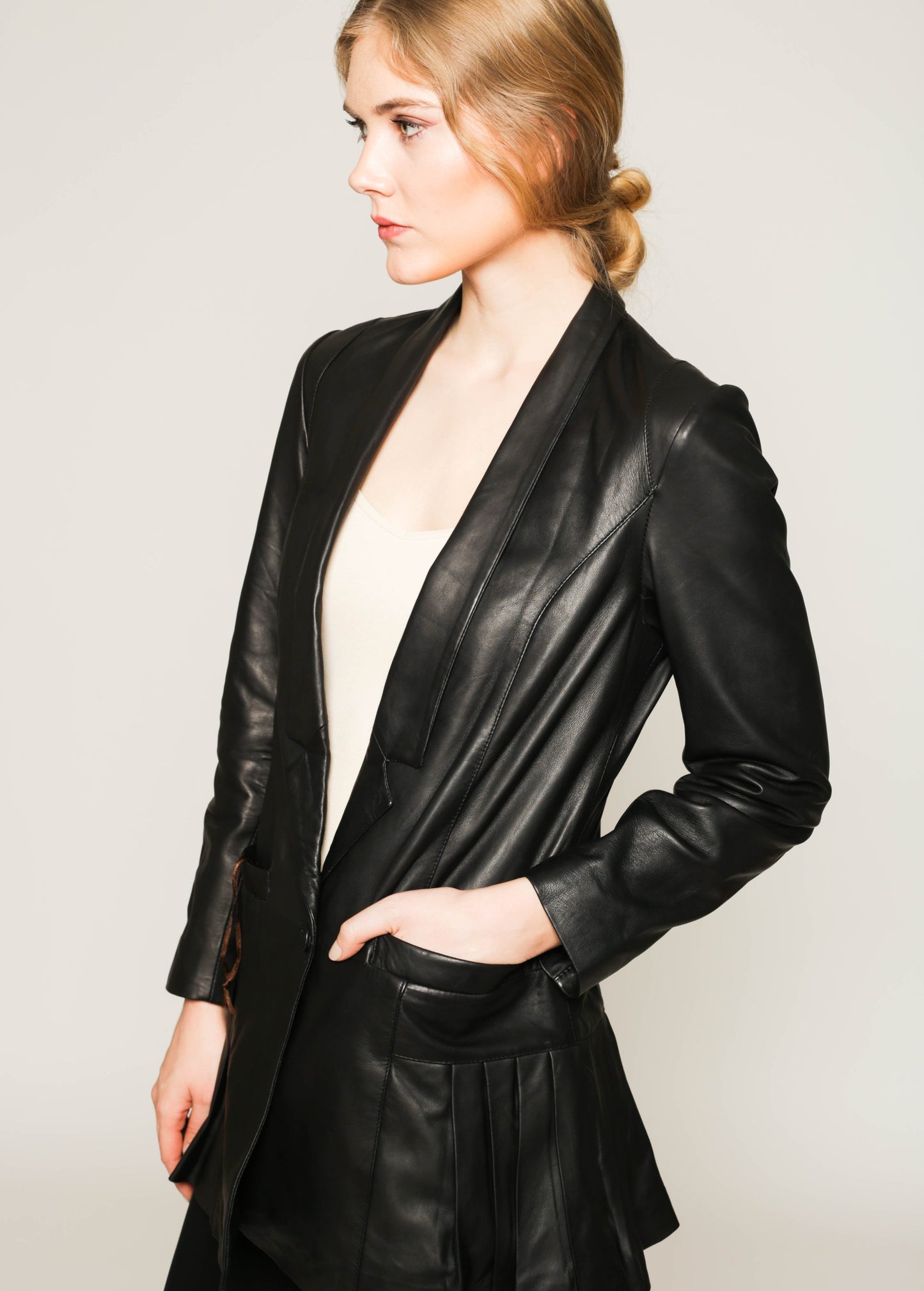 Butter leather long jacket with pleats details