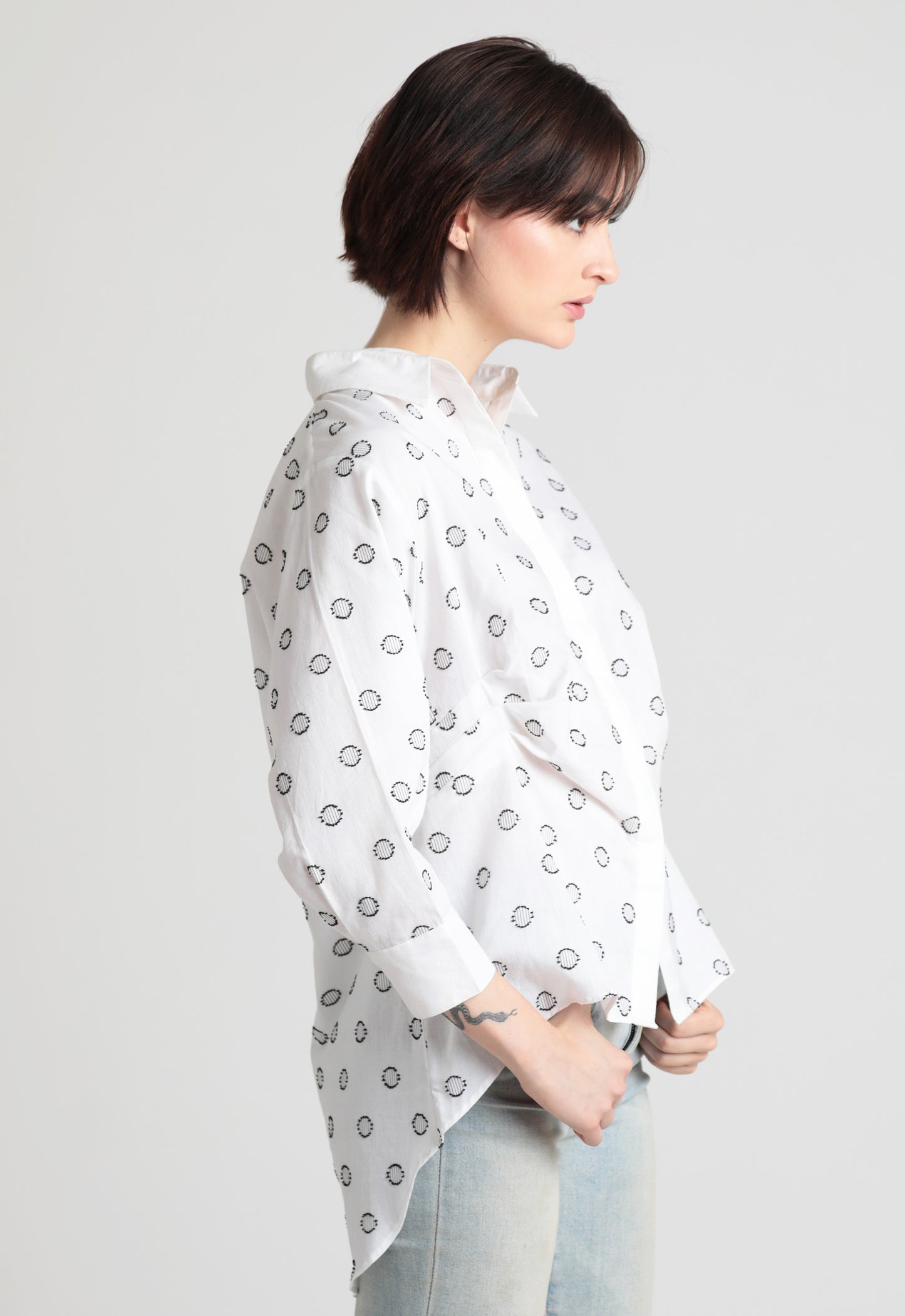 Circles dobby cotton hi-low hem shirt